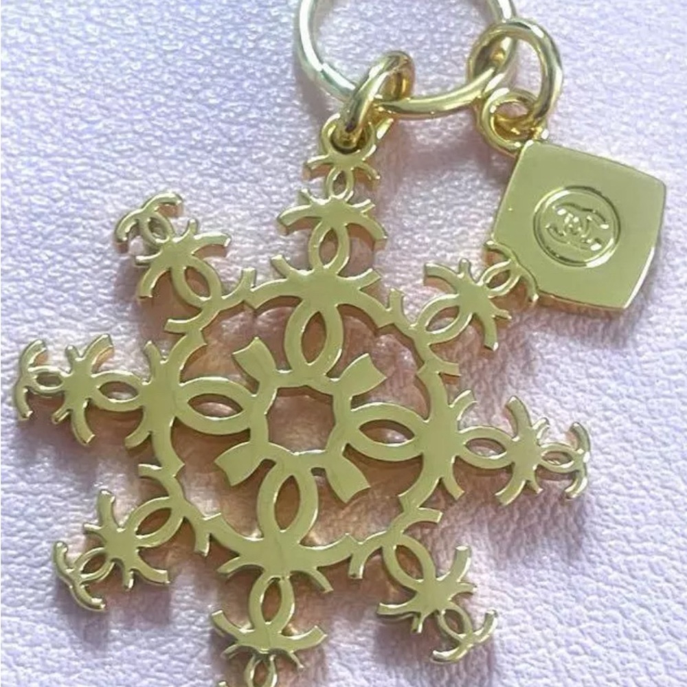 CHANEL Gold Snowflake Pendant keychain authentic beauty